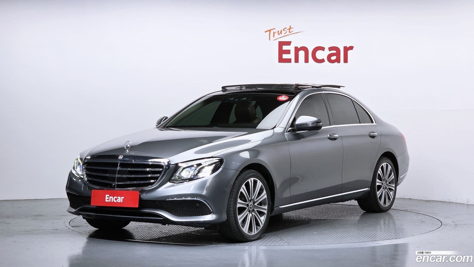Main__Slider__Photo:E-Class Mercedes-Benz 2020.3-0