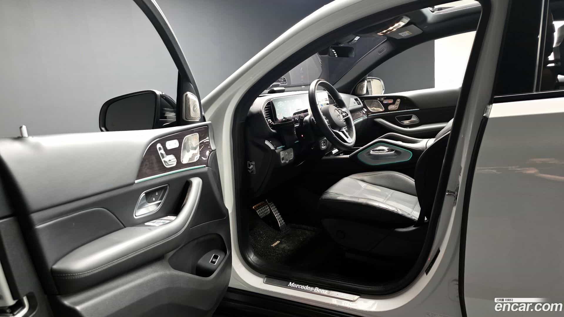 GLE-Class Mercedes-Benz 2022.8-INNER-010