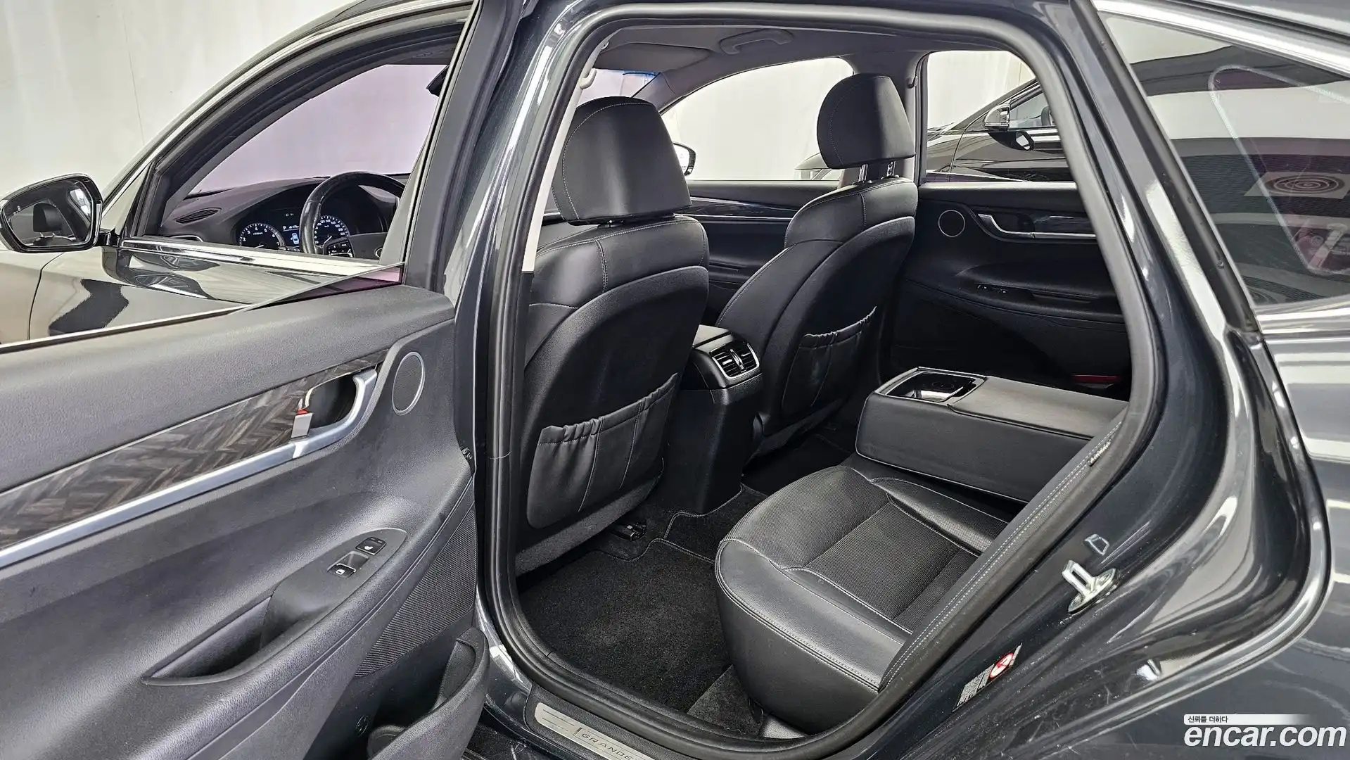 Grandeur Hyundai 2017.2-INNER-036