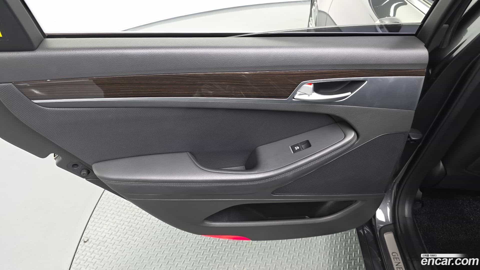 G80 Genesis 2018.1-INNER-035