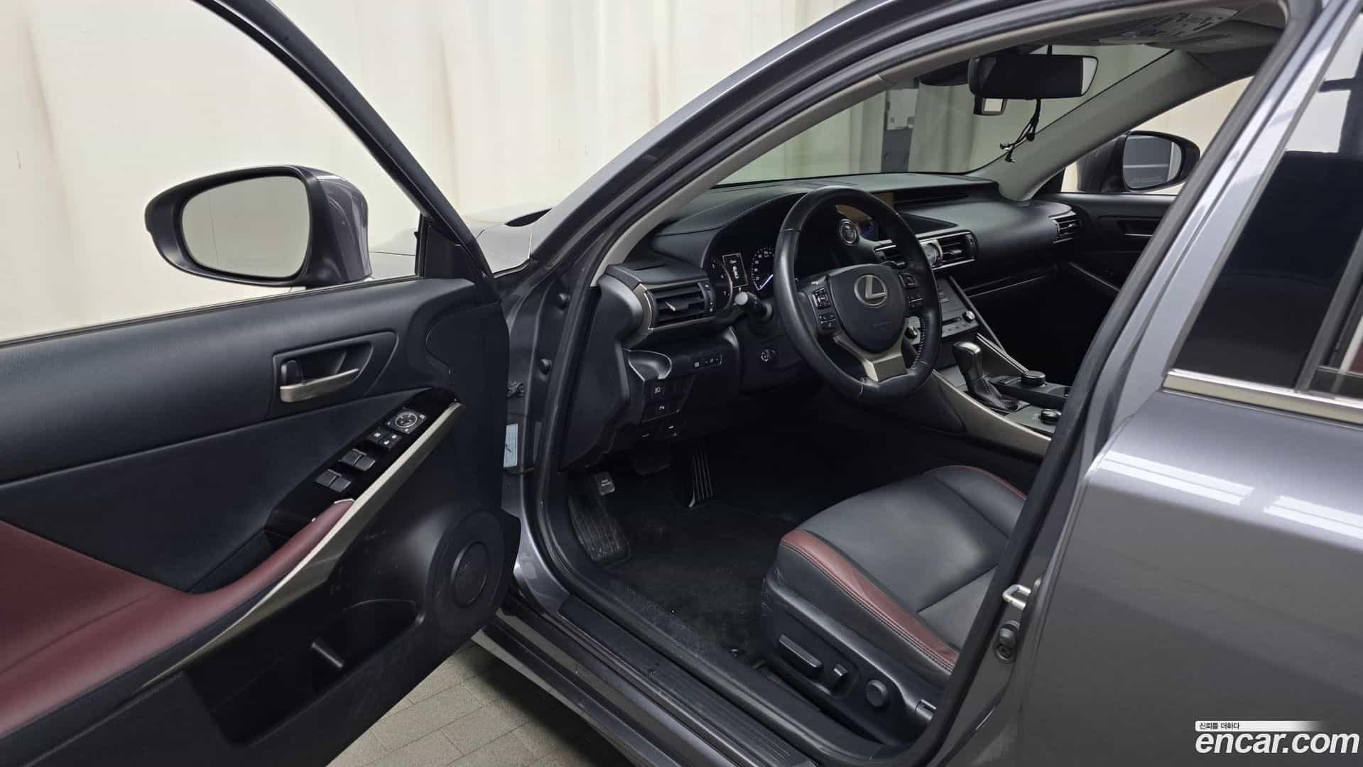 IS Lexus 2019.2-INNER-010