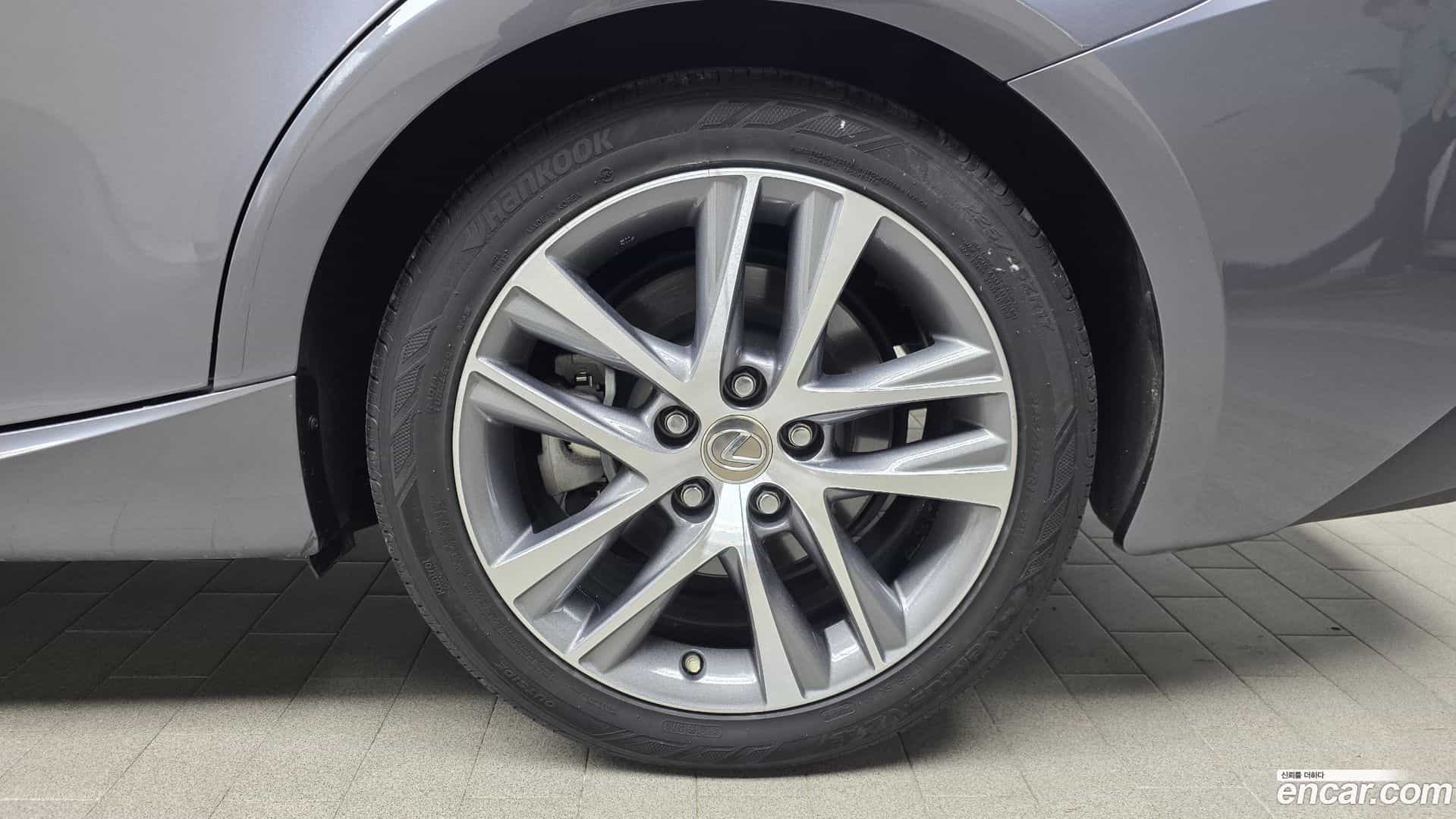 IS Lexus 2019.2-OUTER-031