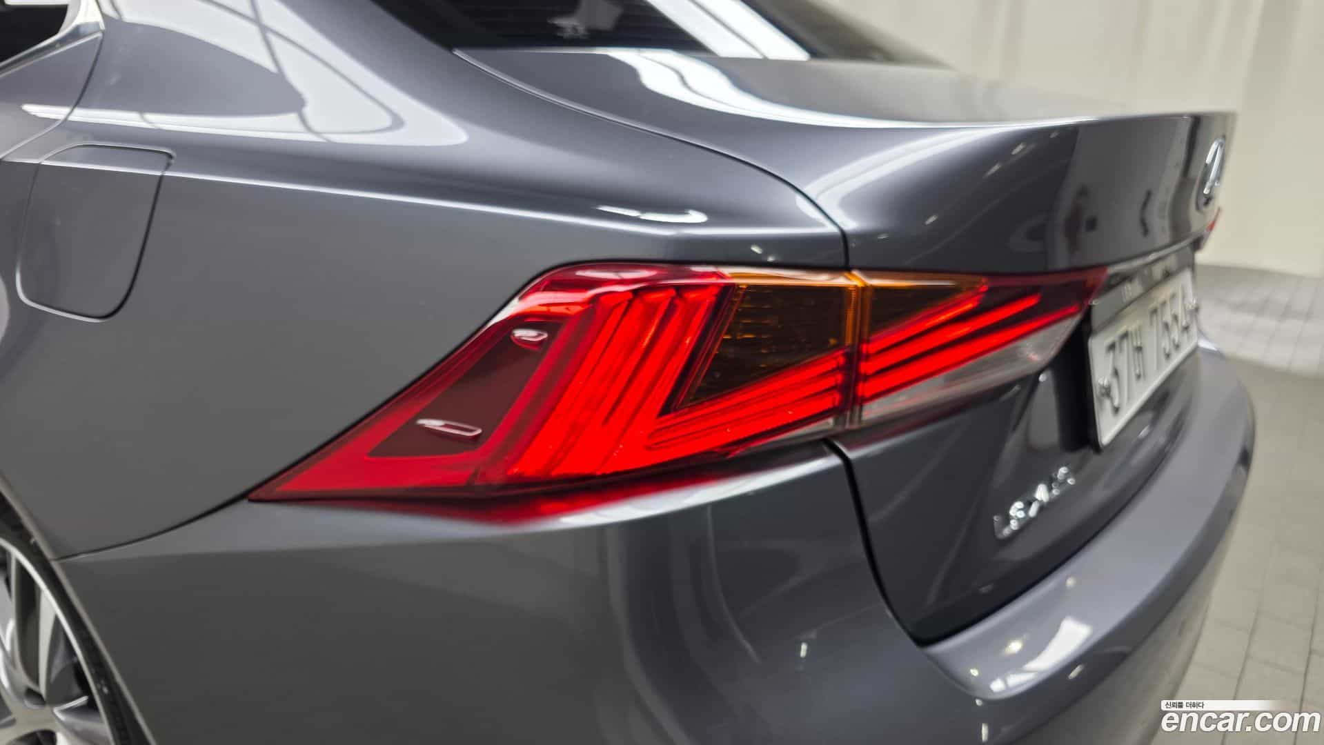 IS Lexus 2019.2-OUTER-033