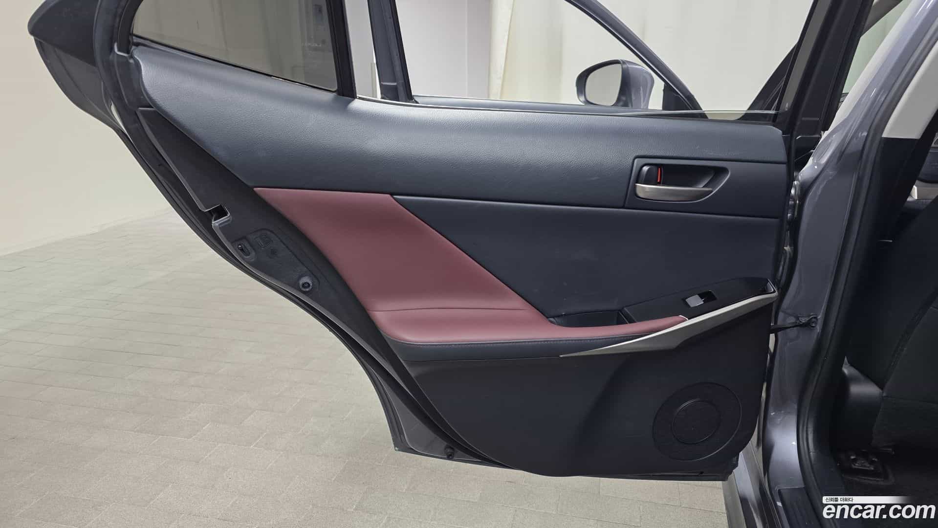 IS Lexus 2019.2-INNER-035