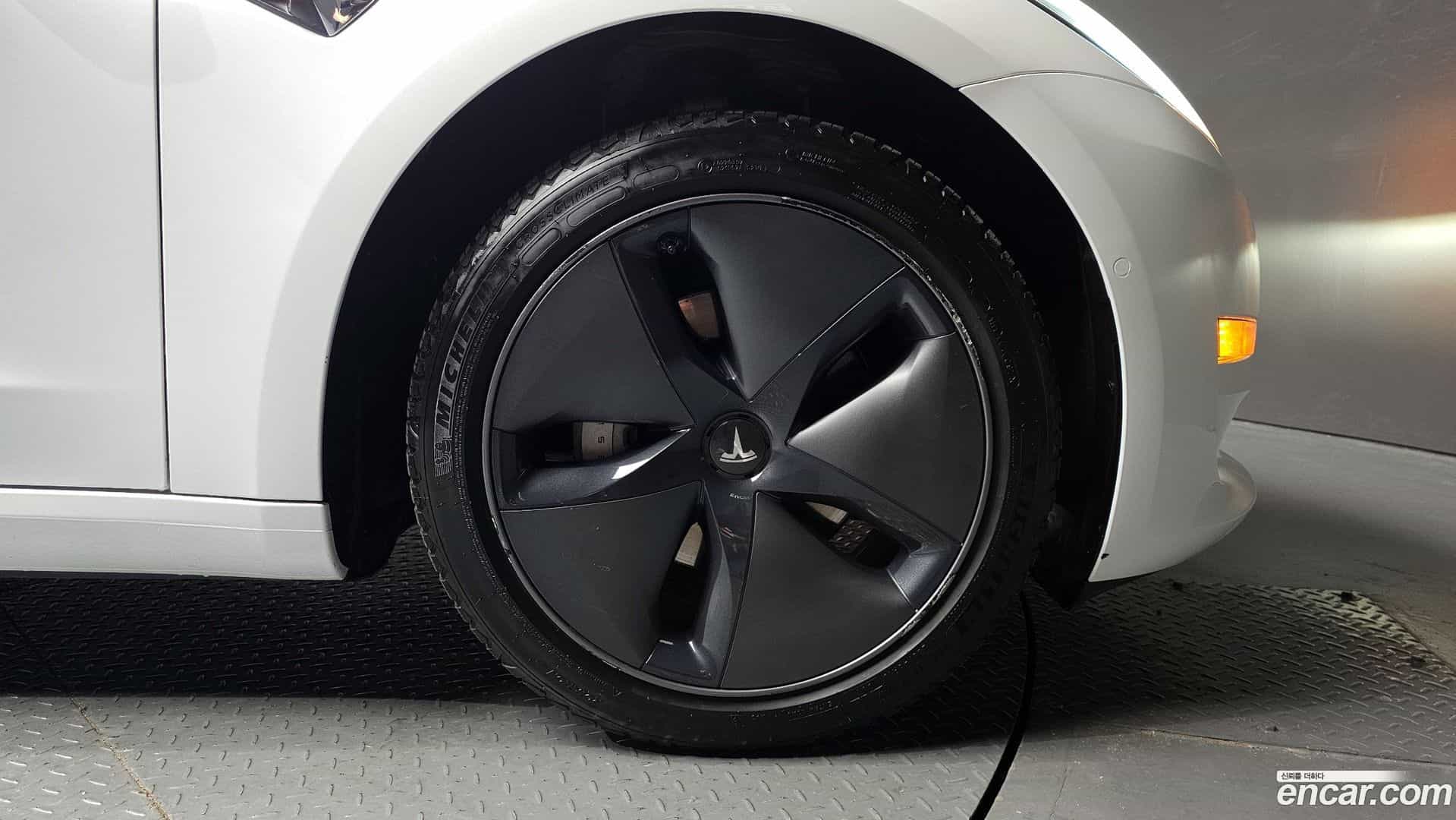 Model 3 Tesla 2020.5-OUTER-031