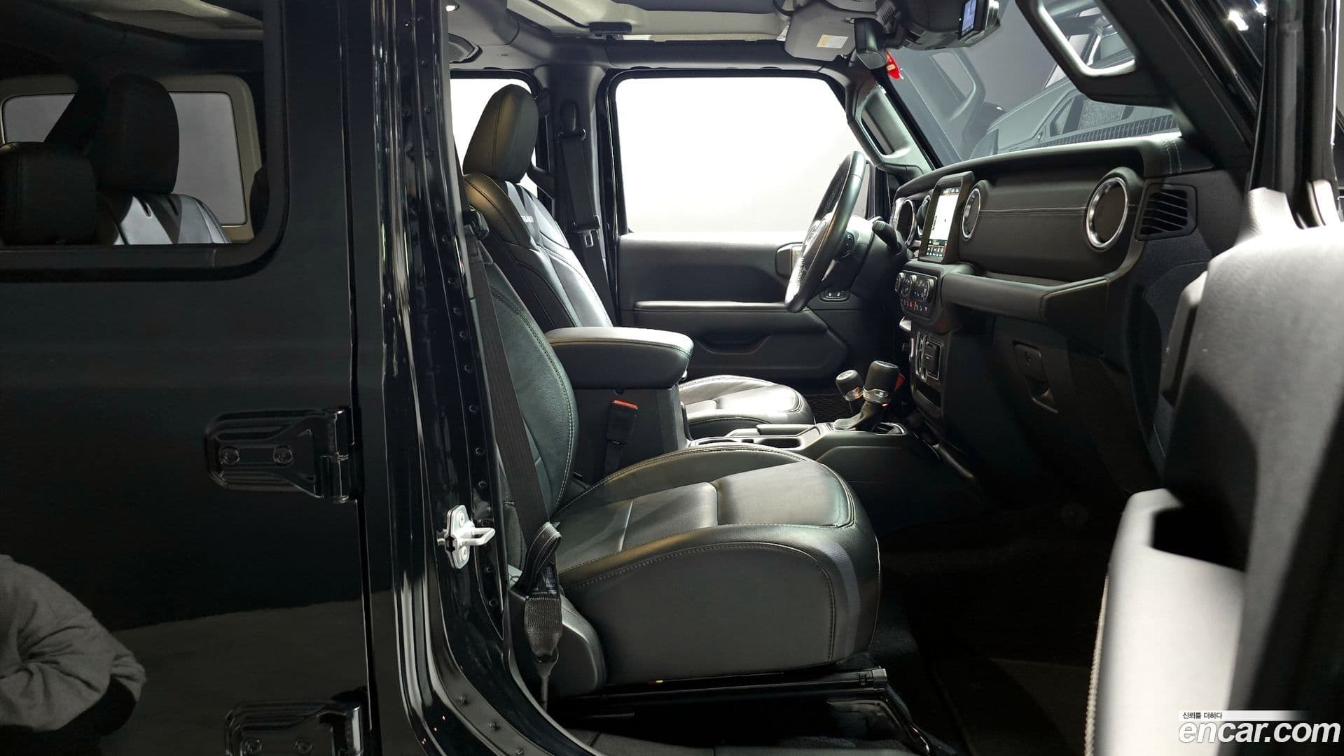 Main__Slider__Photo:Wrangler Jeep 2019.8-25