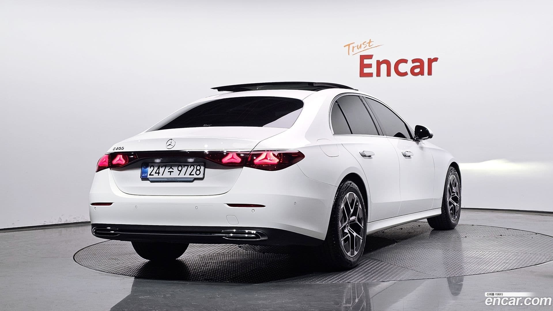 Main__Slider__Photo:E-Class Mercedes-Benz 2025.8-1