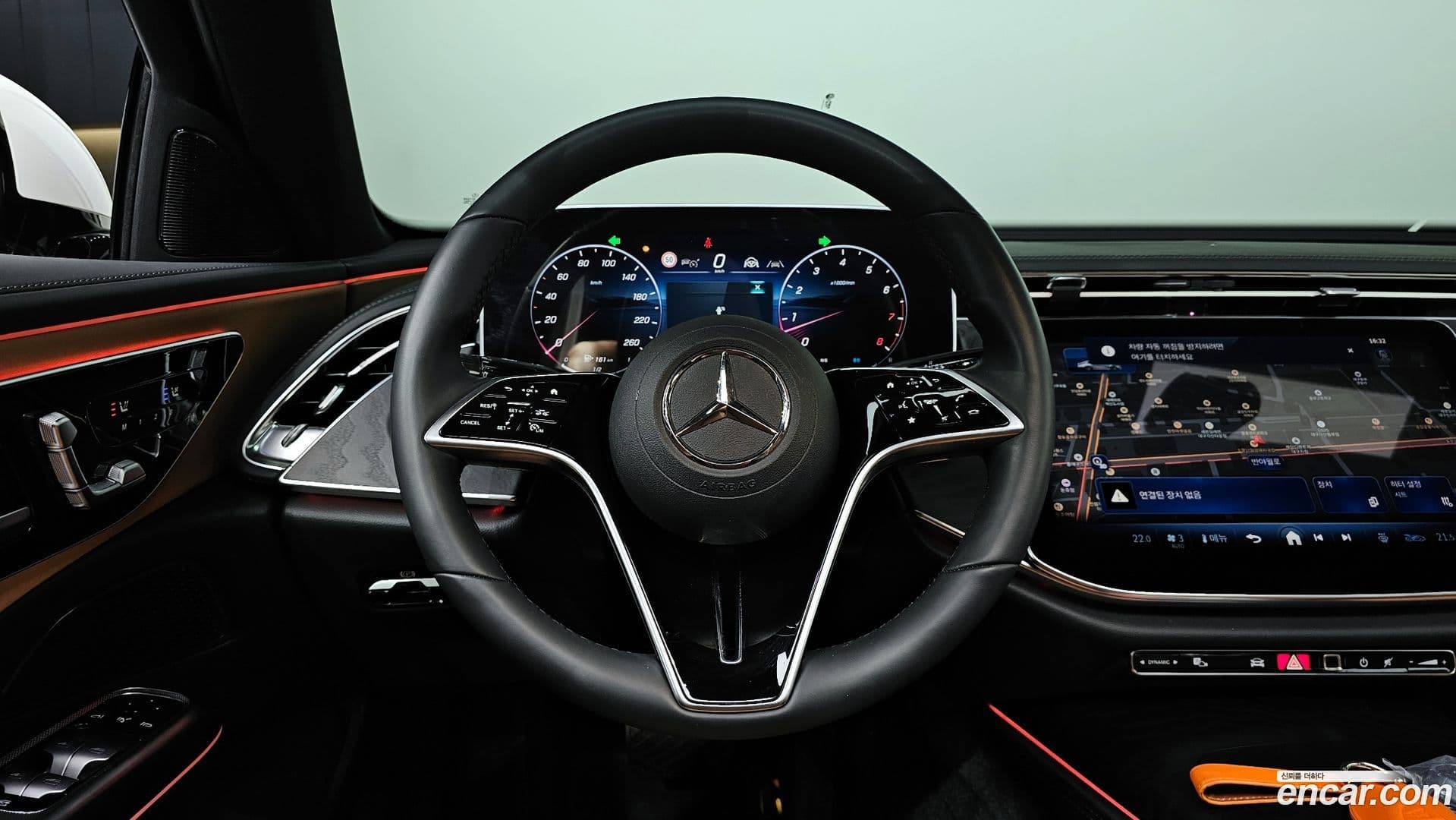 Main__Slider__Photo:E-Class Mercedes-Benz 2025.8-12