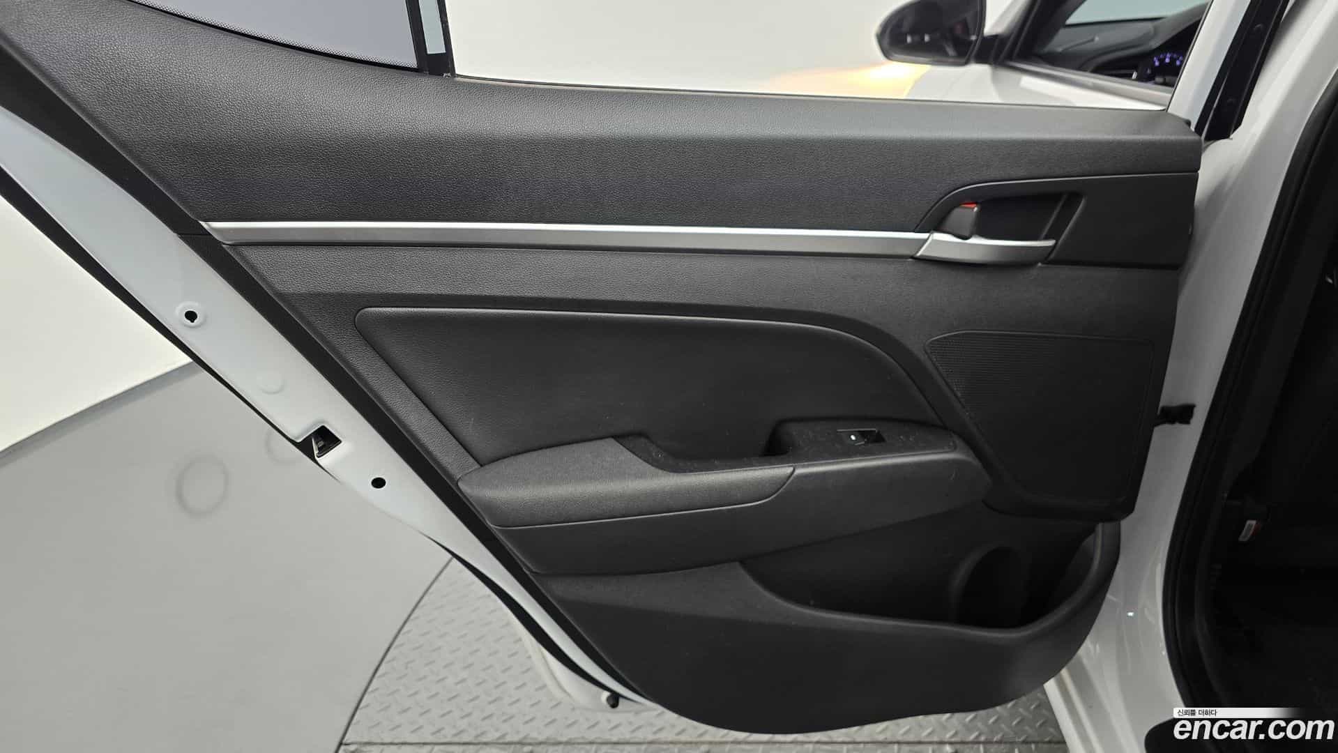 AVANTE Hyundai 2019.1-INNER-035