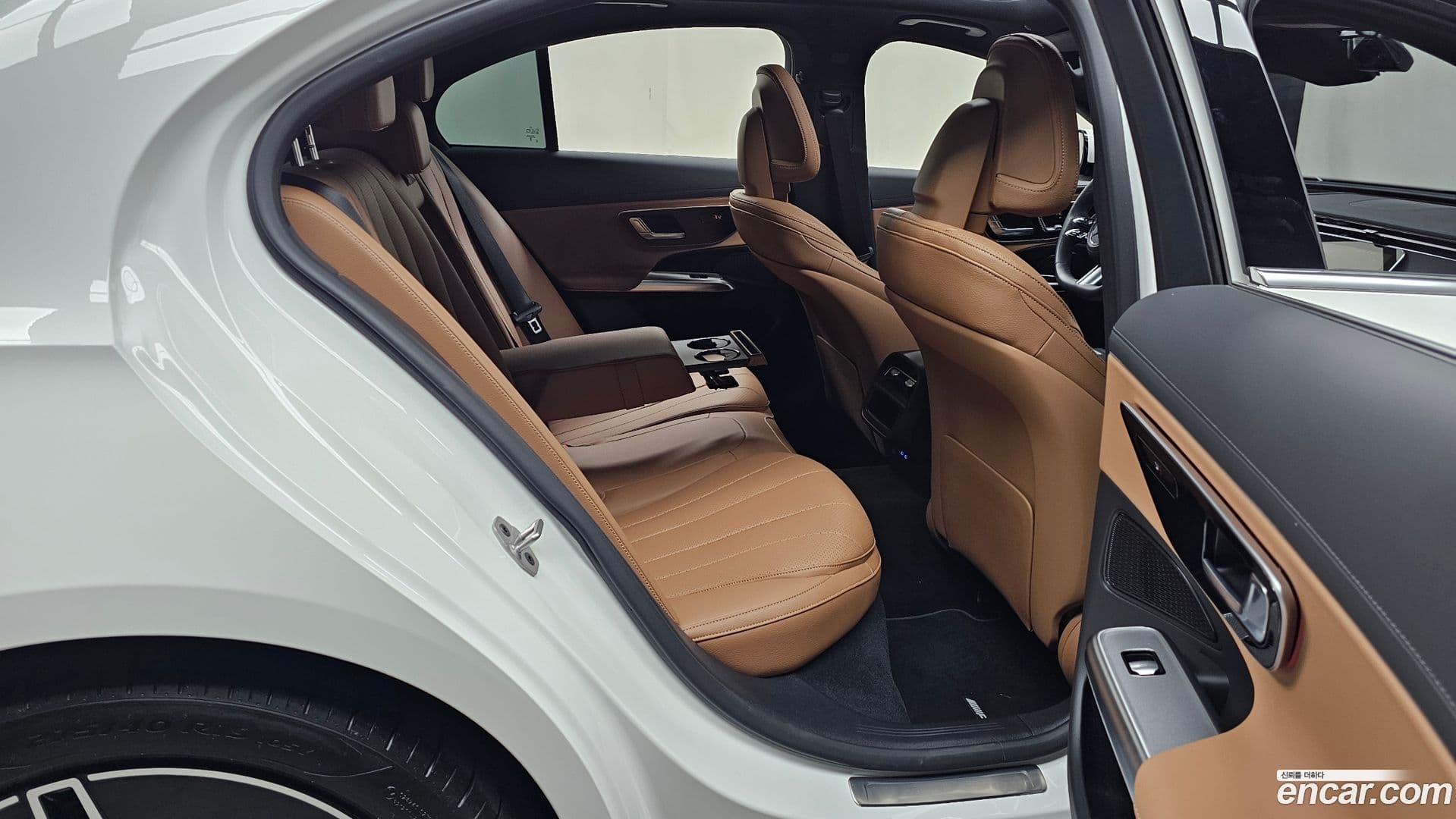 Main__Slider__Photo:E-Class Mercedes-Benz 2025.9-10