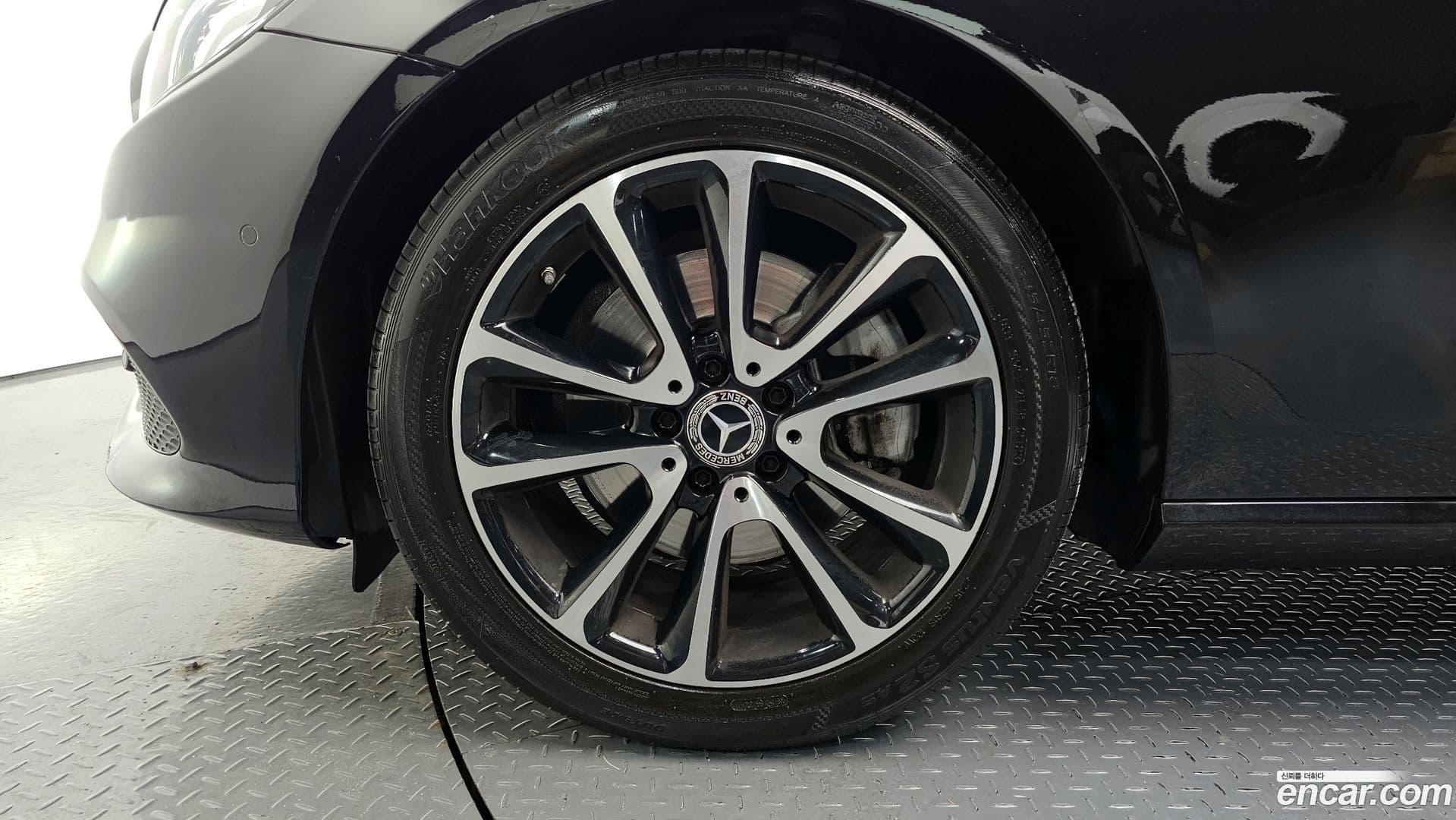 Main__Slider__Photo:E-Class Mercedes-Benz 2020.5-4