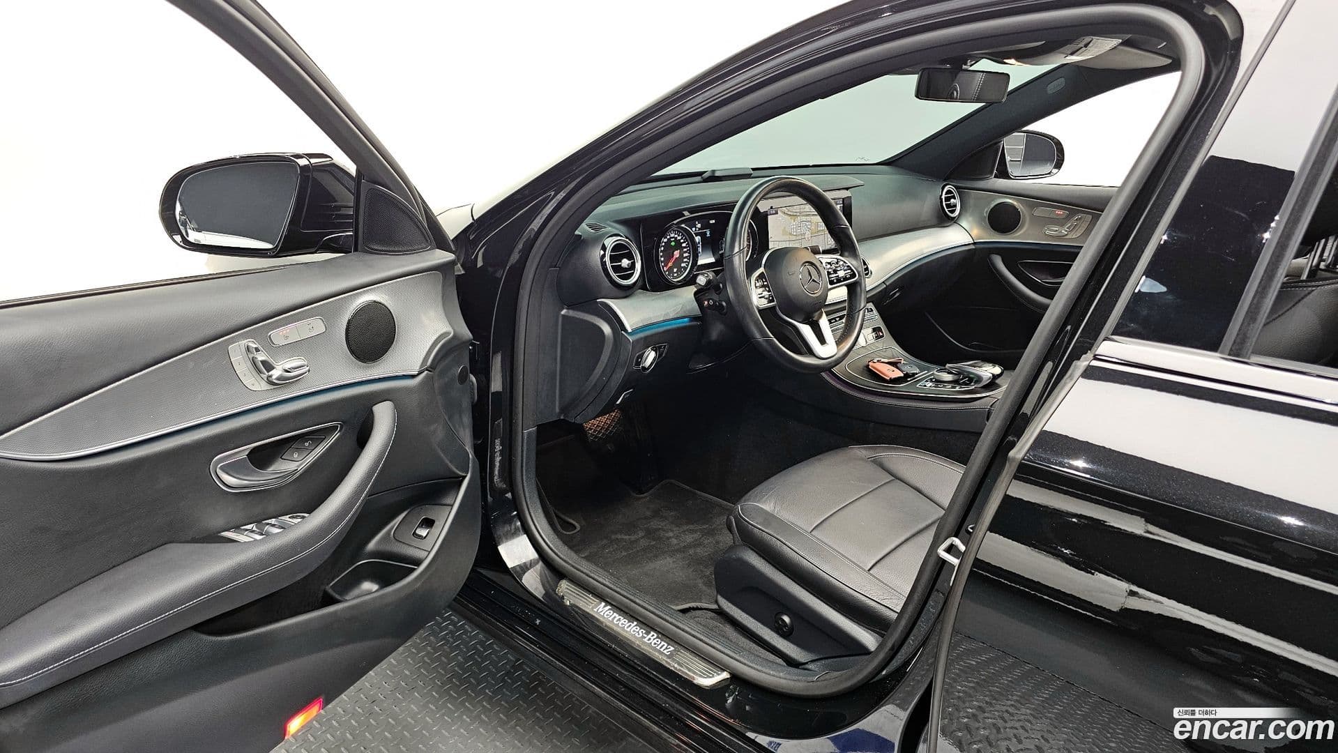 Main__Slider__Photo:E-Class Mercedes-Benz 2020.5-9