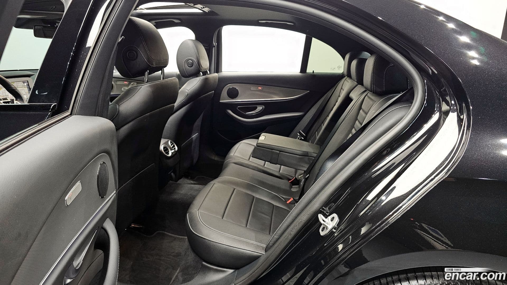 Main__Slider__Photo:E-Class Mercedes-Benz 2020.5-10