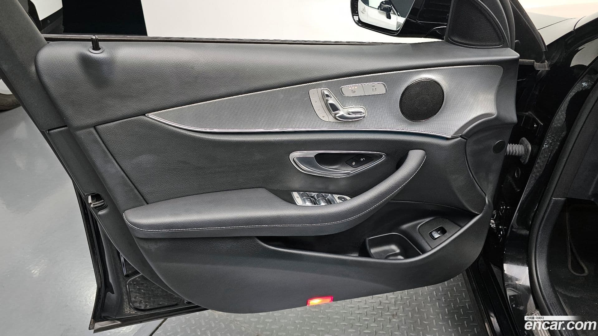 Main__Slider__Photo:E-Class Mercedes-Benz 2020.5-23