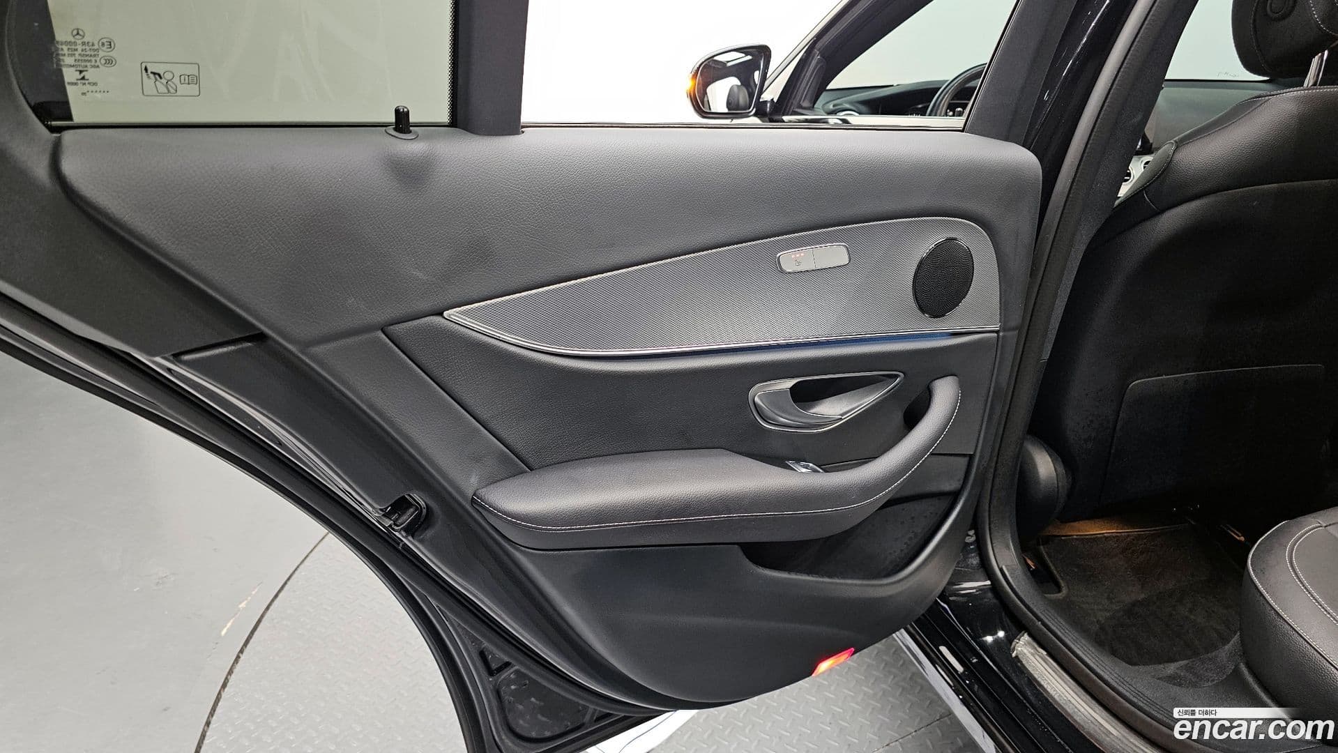 Main__Slider__Photo:E-Class Mercedes-Benz 2020.5-24