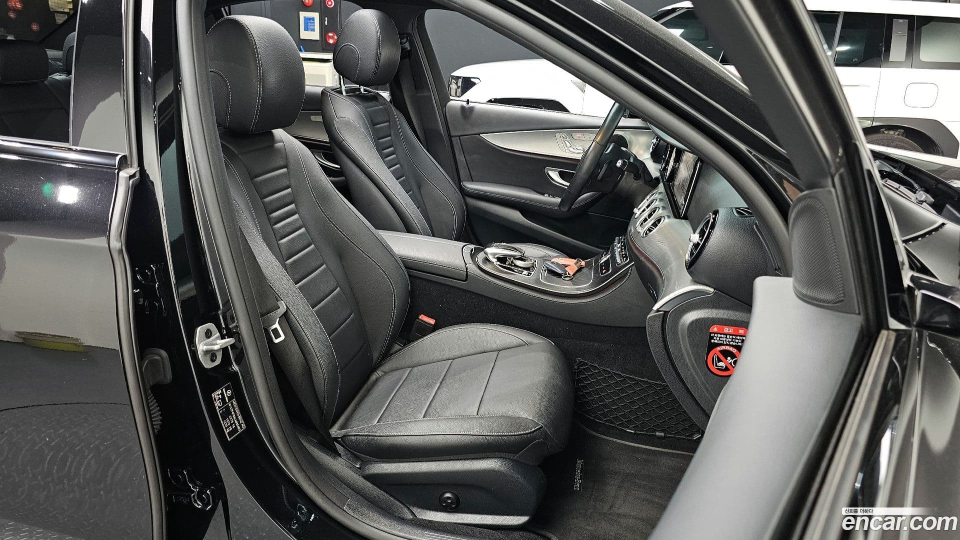 Main__Slider__Photo:E-Class Mercedes-Benz 2020.5-25