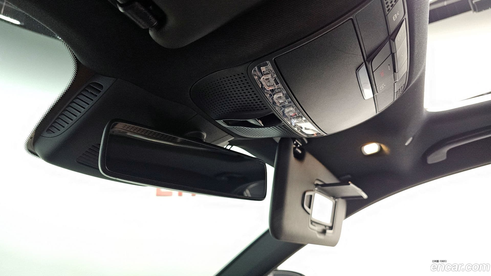 Main__Slider__Photo:E-Class Mercedes-Benz 2020.5-29