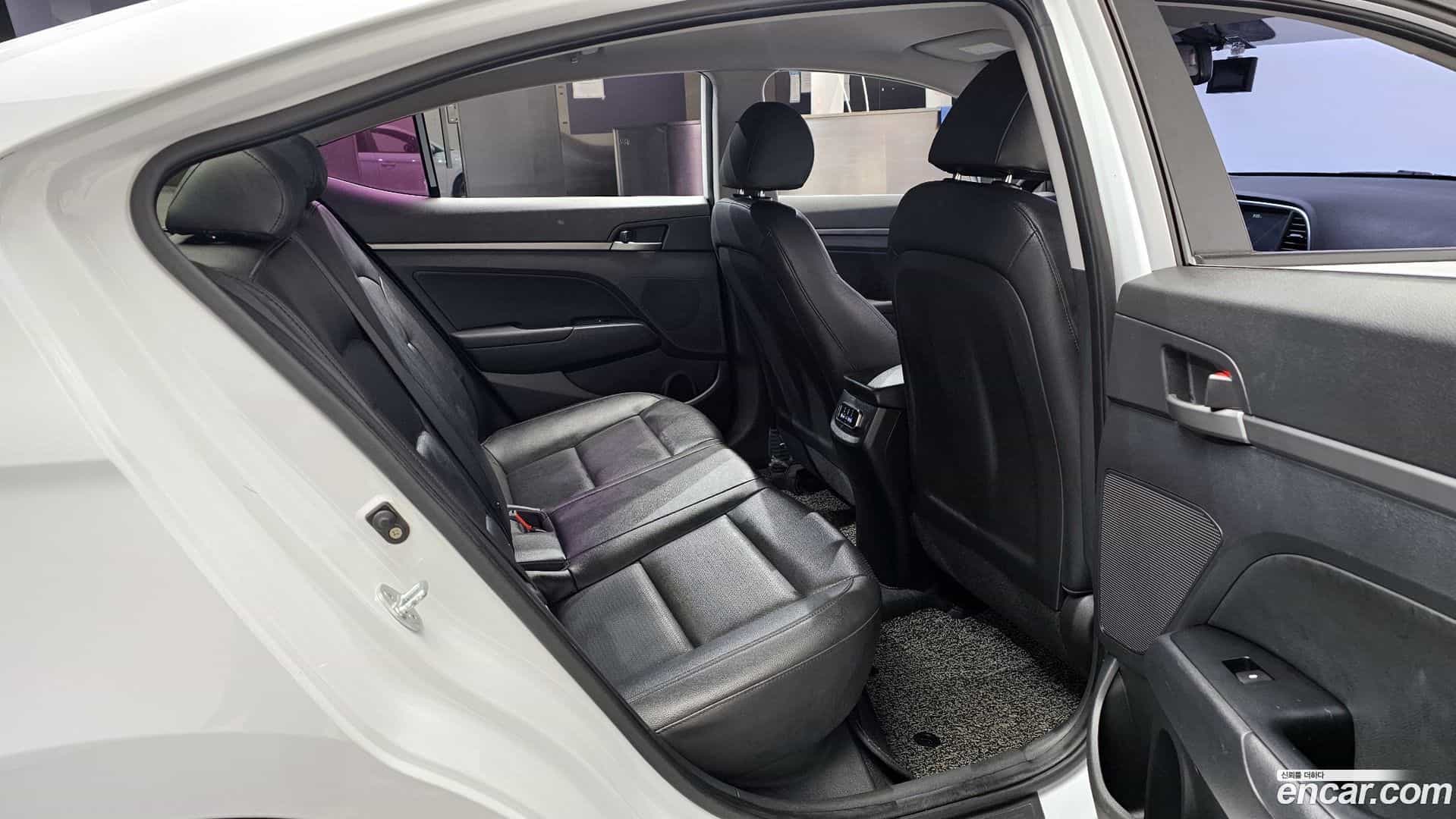 AVANTE Hyundai 2018.7-OPTION-015
