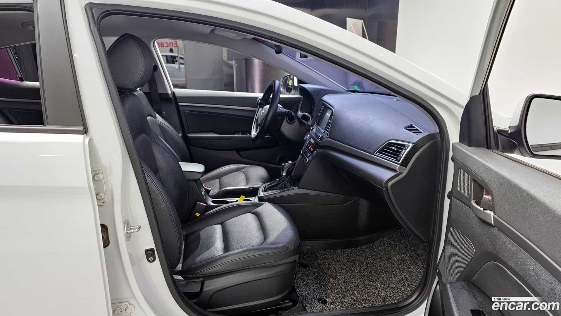 AVANTE Hyundai 2018.7-INNER-036