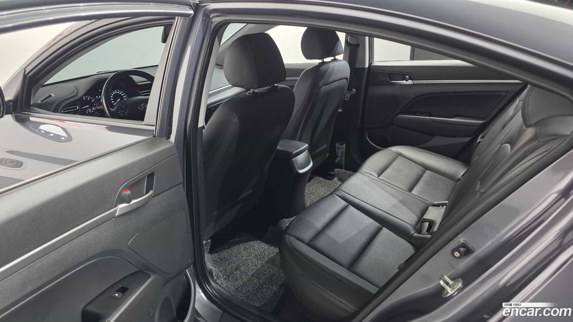 AVANTE Hyundai 2018.9-OPTION-022