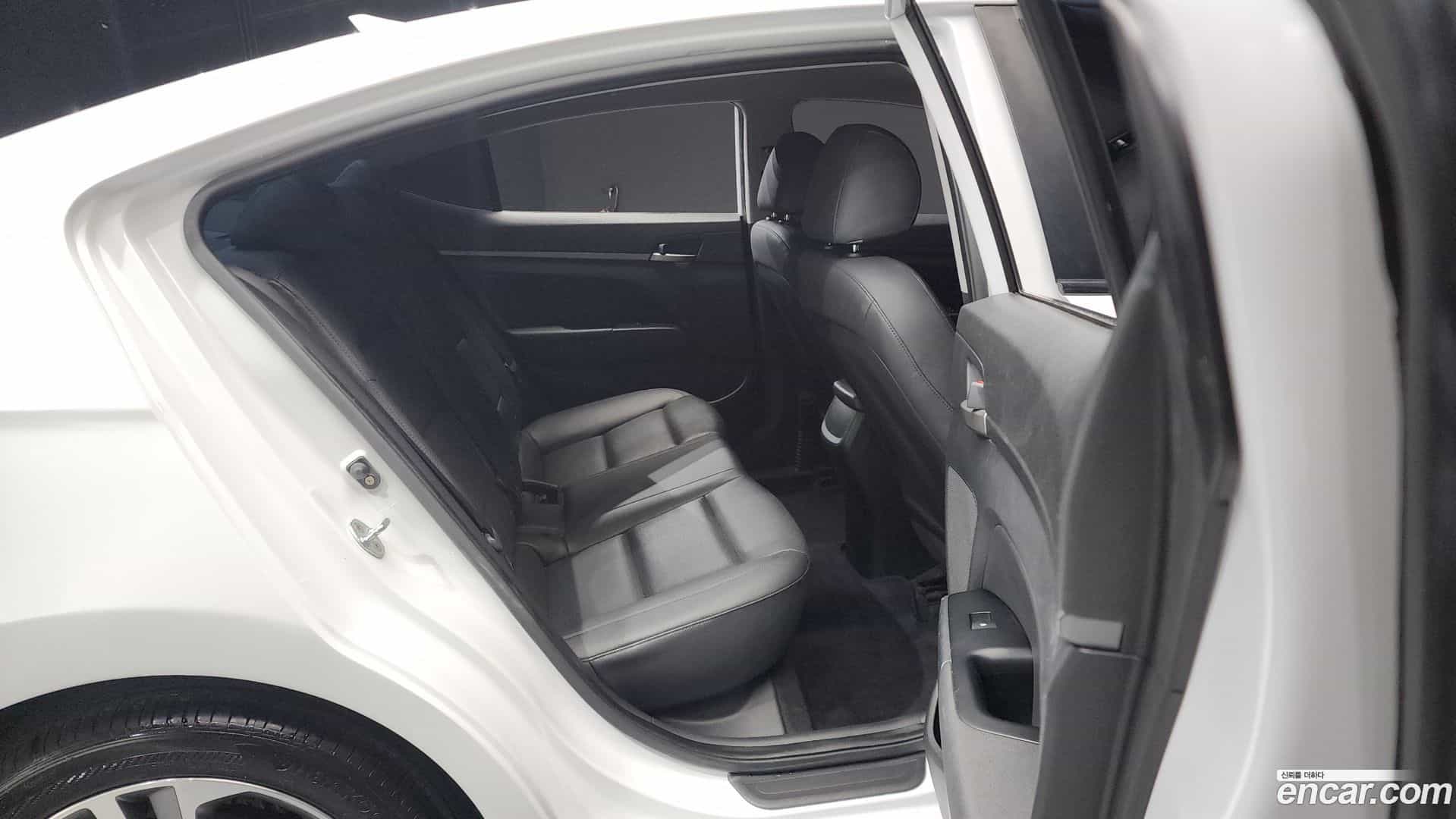 AVANTE Hyundai 2018.6-OPTION-015