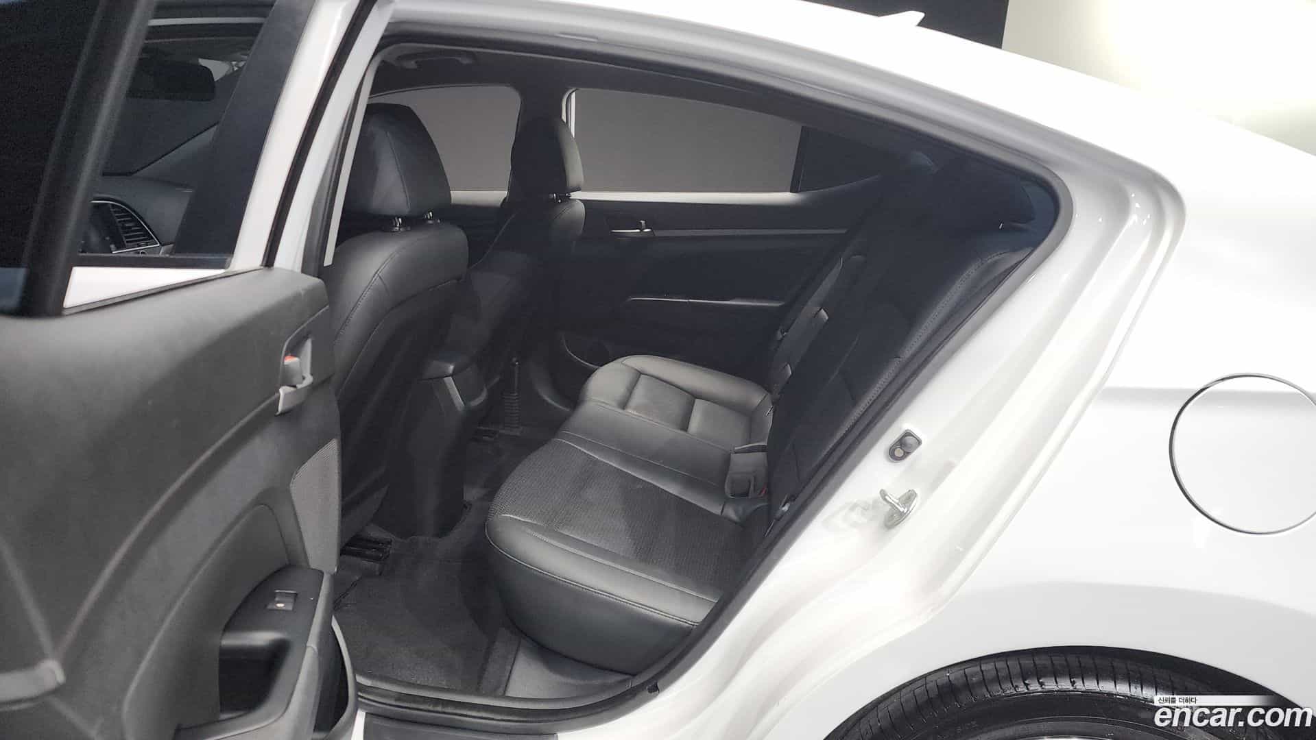 AVANTE Hyundai 2018.6-OPTION-016