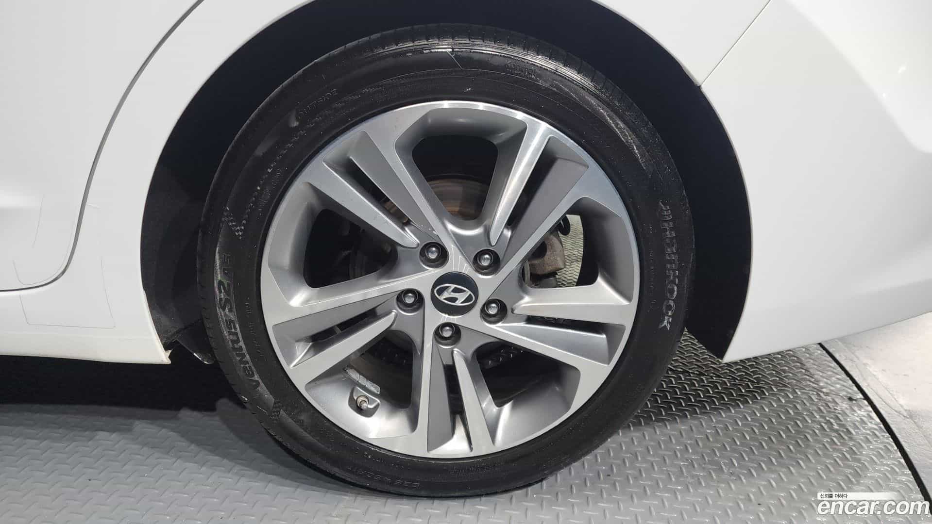 AVANTE Hyundai 2018.6-OUTER-031