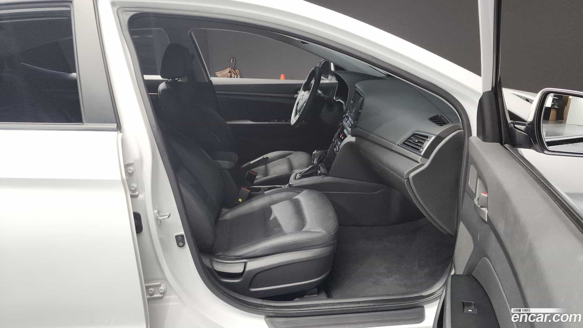 AVANTE Hyundai 2018.6-INNER-036