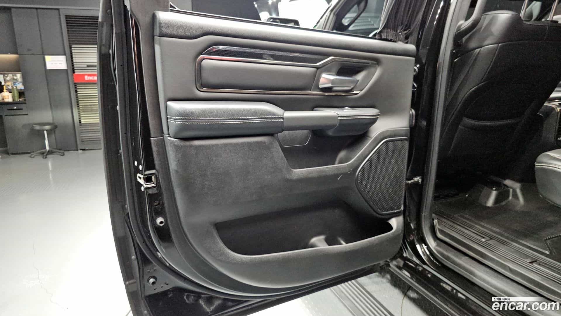 Ram Pick Up Dodge 2019.4-INNER-035
