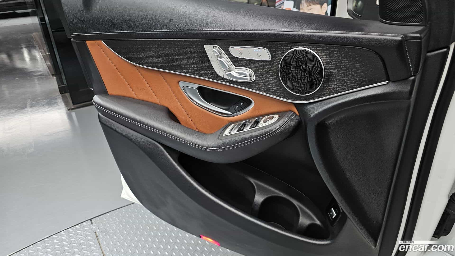 GLC-Class Mercedes-Benz 2022.11-INNER-034