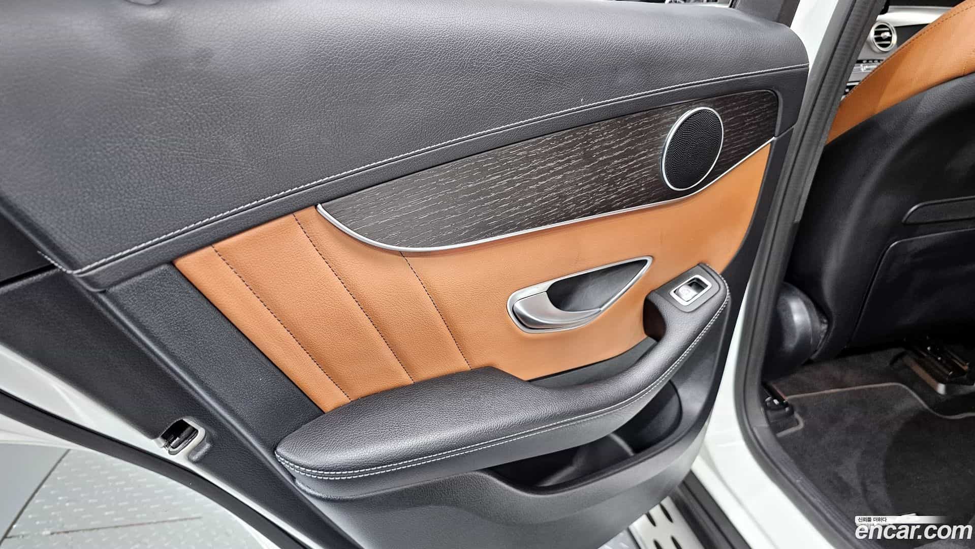 GLC-Class Mercedes-Benz 2022.11-INNER-035