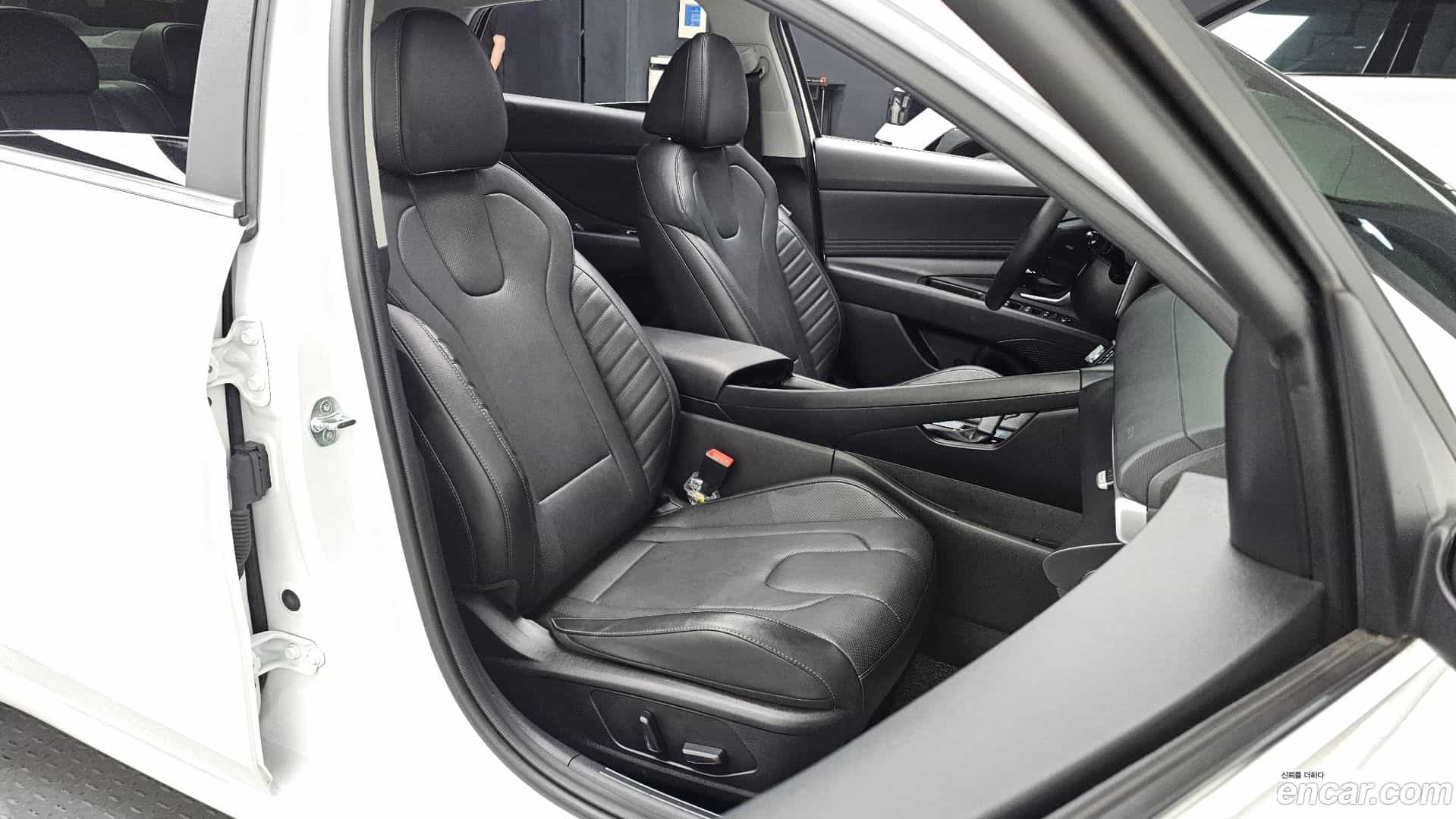 AVANTE Hyundai 2023.10-INNER-010