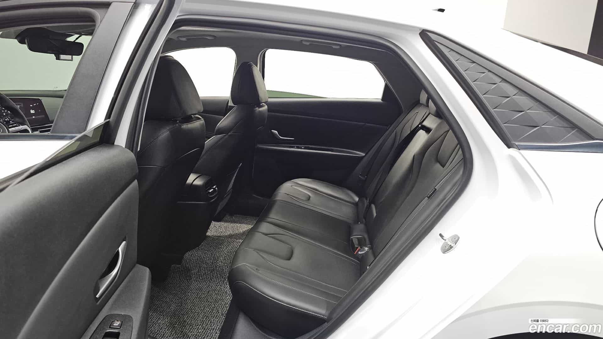 AVANTE Hyundai 2023.10-OPTION-016