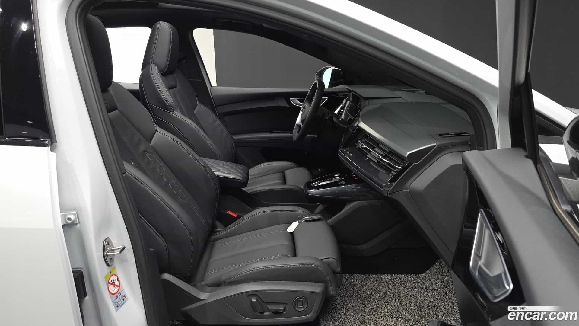 Q4 e-tron Audi 2023.11-INNER-010