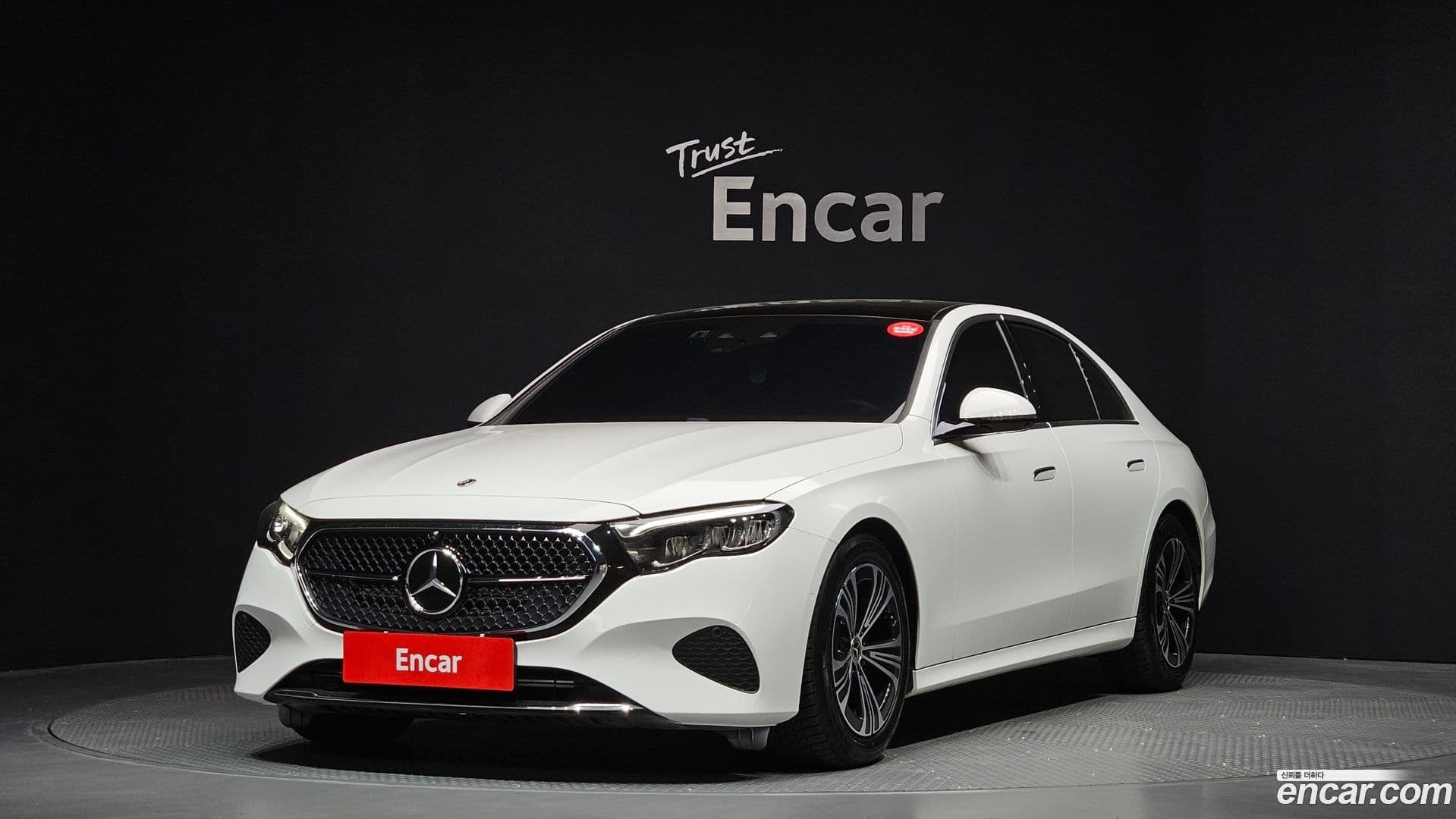 Main__Slider__Photo:E-Class Mercedes-Benz 2024.8-0