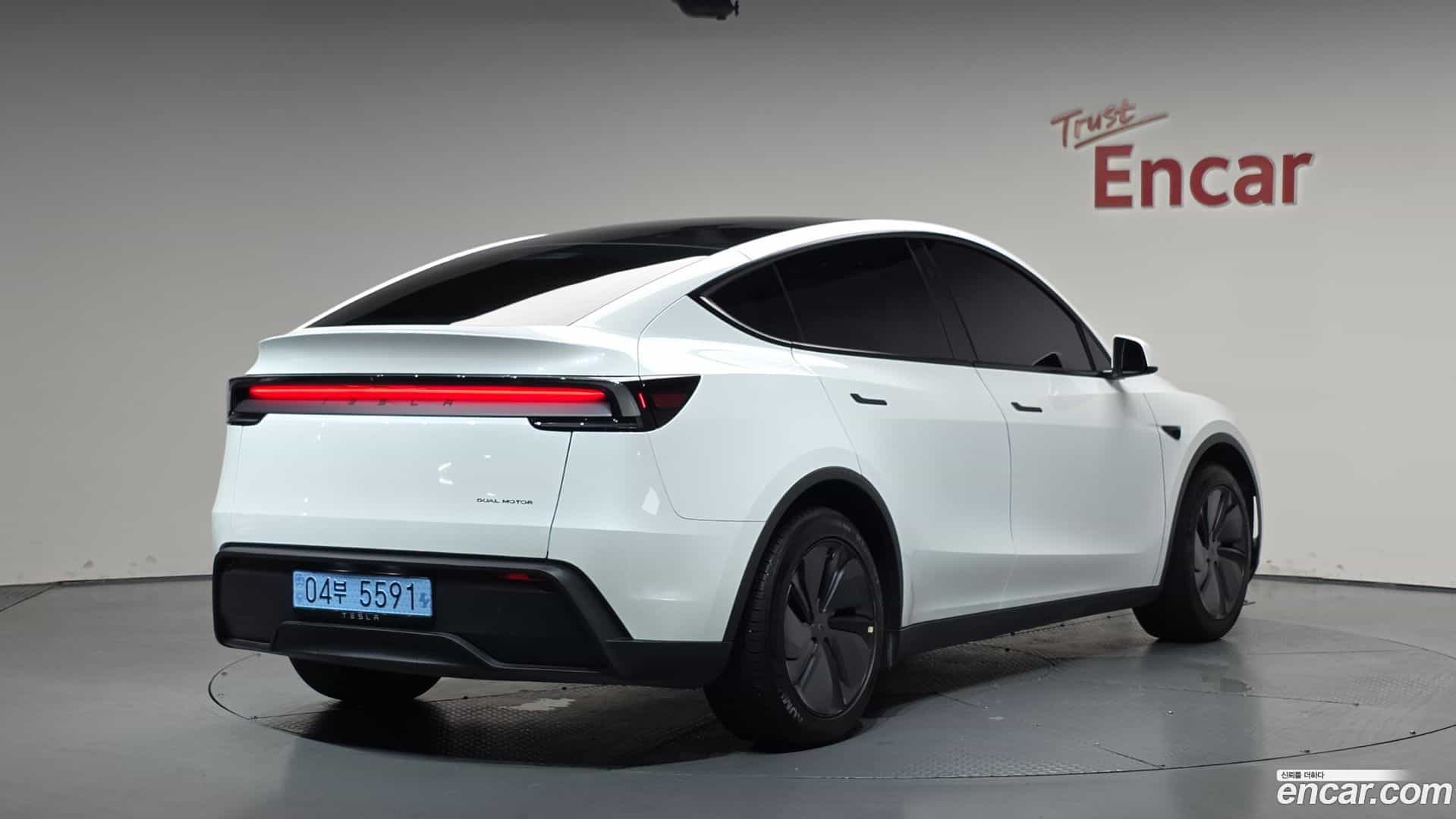 Model Y Tesla 2025.8-OUTER-002