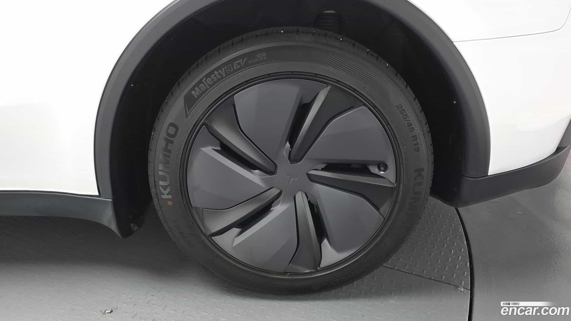 Model Y Tesla 2025.8-OUTER-031
