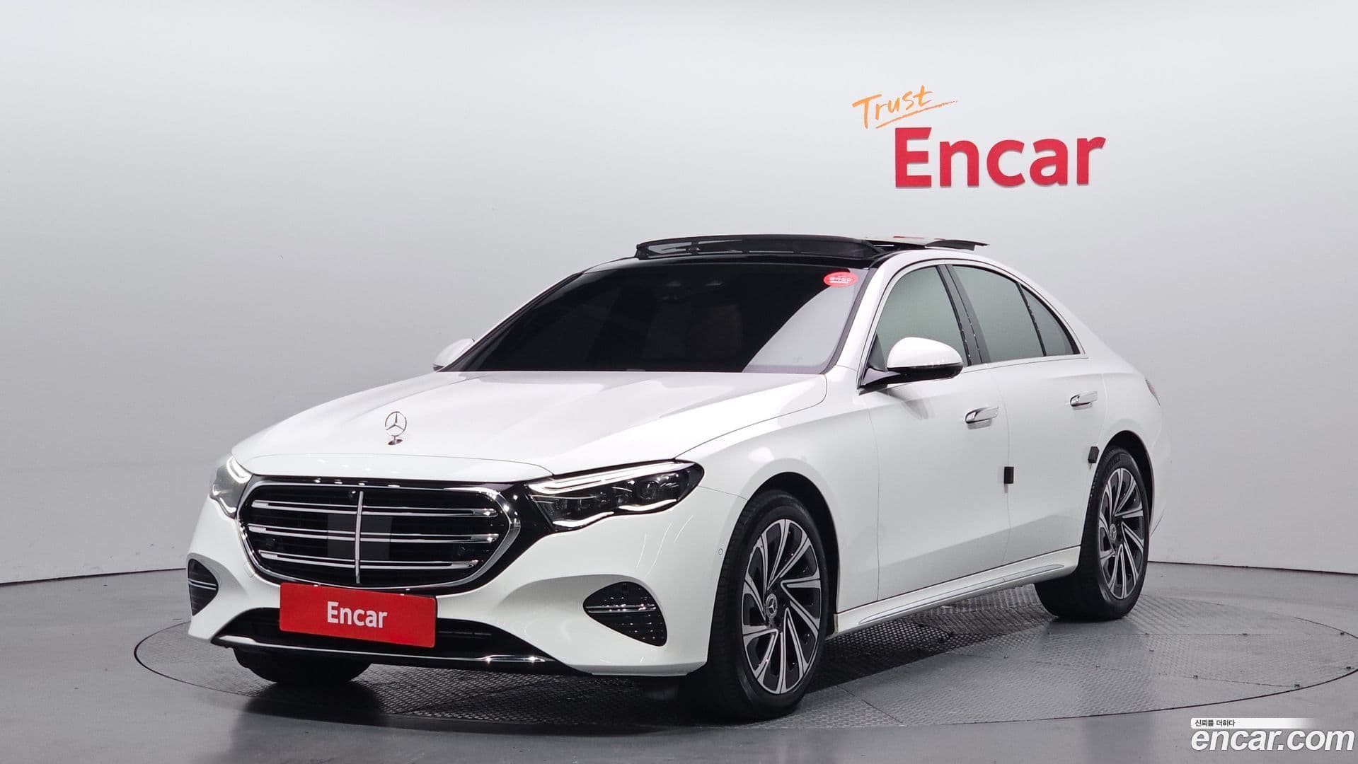 Main__Slider__Photo:E-Class Mercedes-Benz 2024.4-0