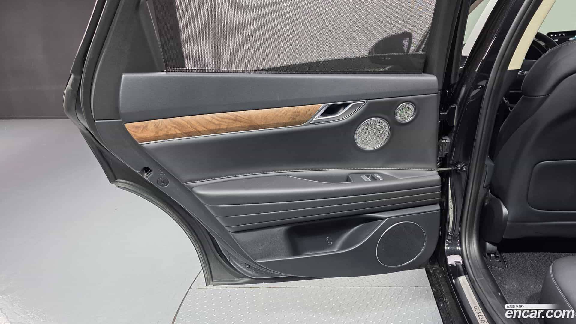 G80 Genesis 2022.0-INNER-035