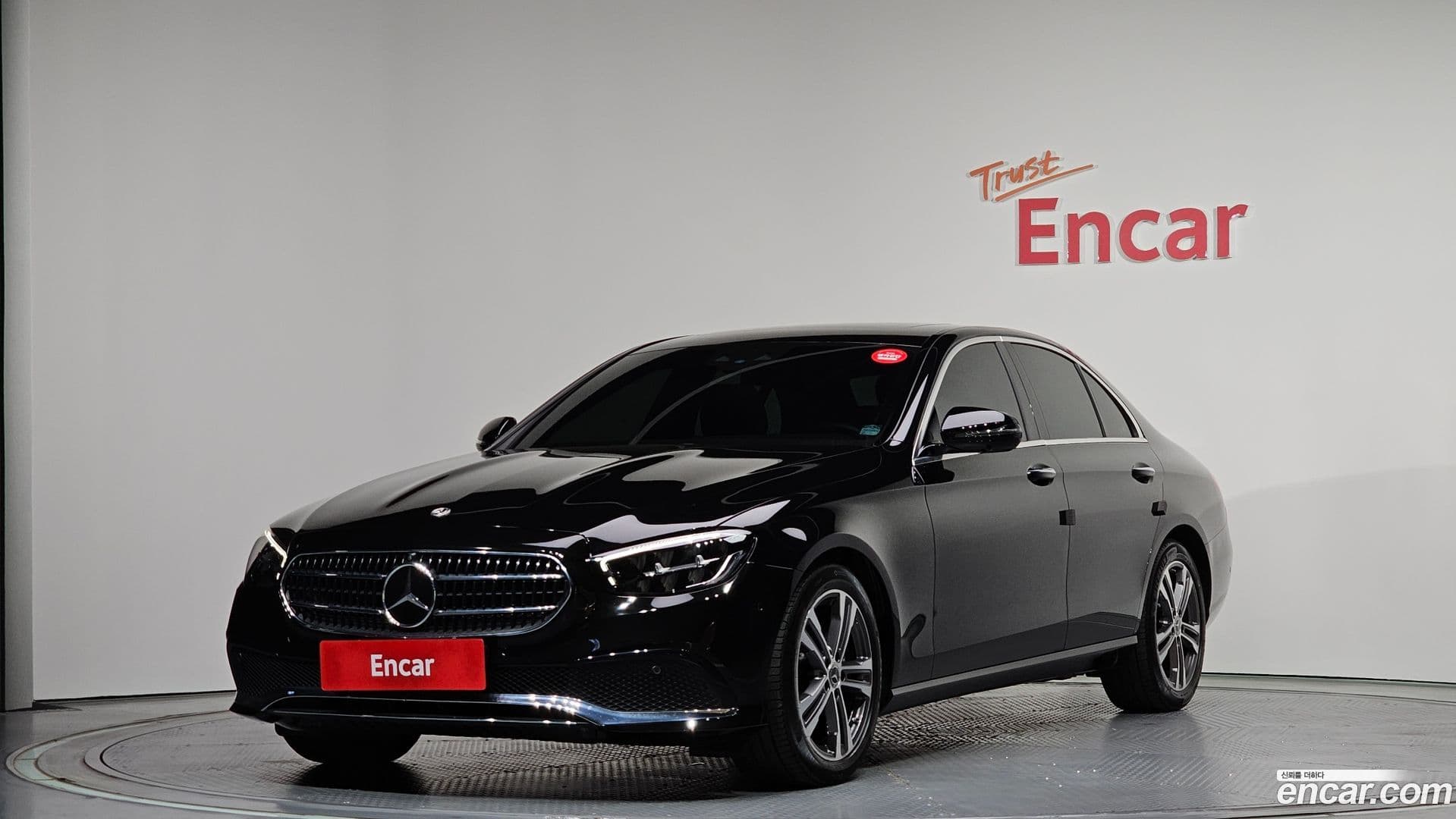 Main__Slider__Photo:E-Class Mercedes-Benz 2023.8-0