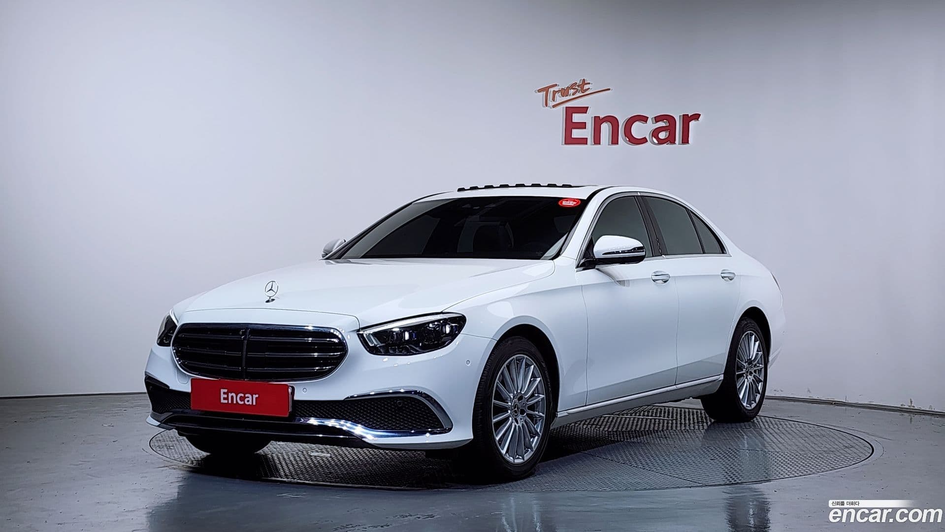 Main__Slider__Photo:E-Class Mercedes-Benz 2022.7-0