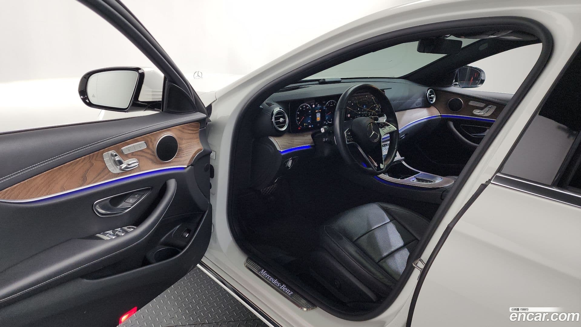 Main__Slider__Photo:E-Class Mercedes-Benz 2022.7-9