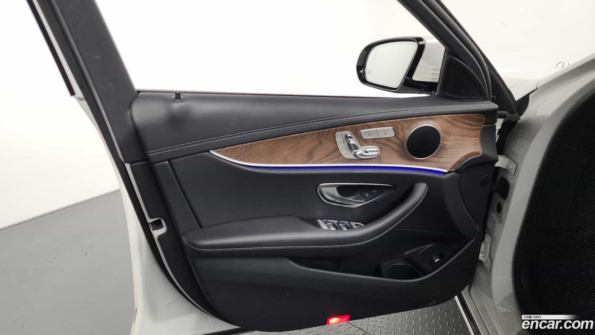 E-Class Mercedes-Benz 2022.7-INNER-034