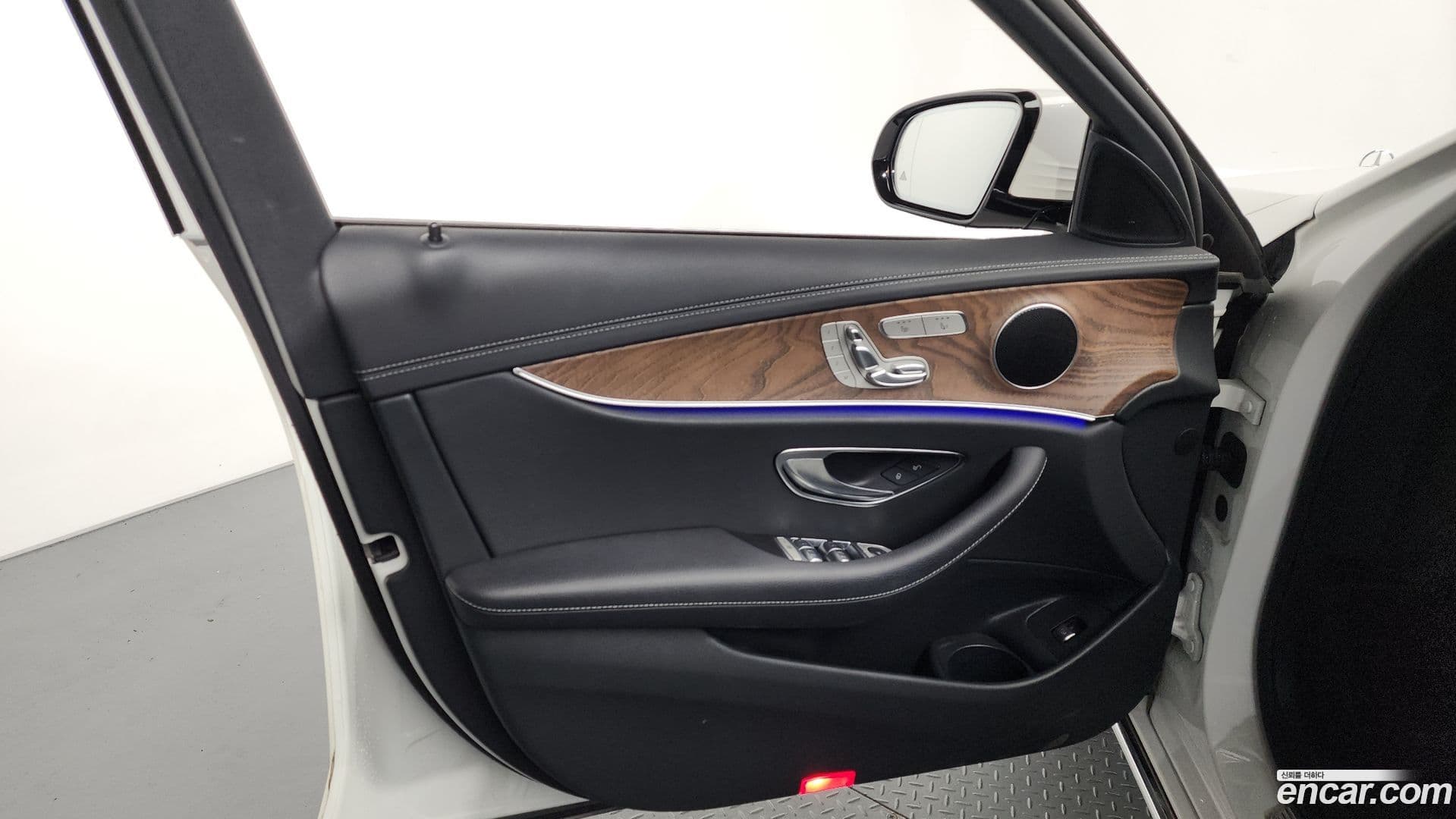 Main__Slider__Photo:E-Class Mercedes-Benz 2022.7-23