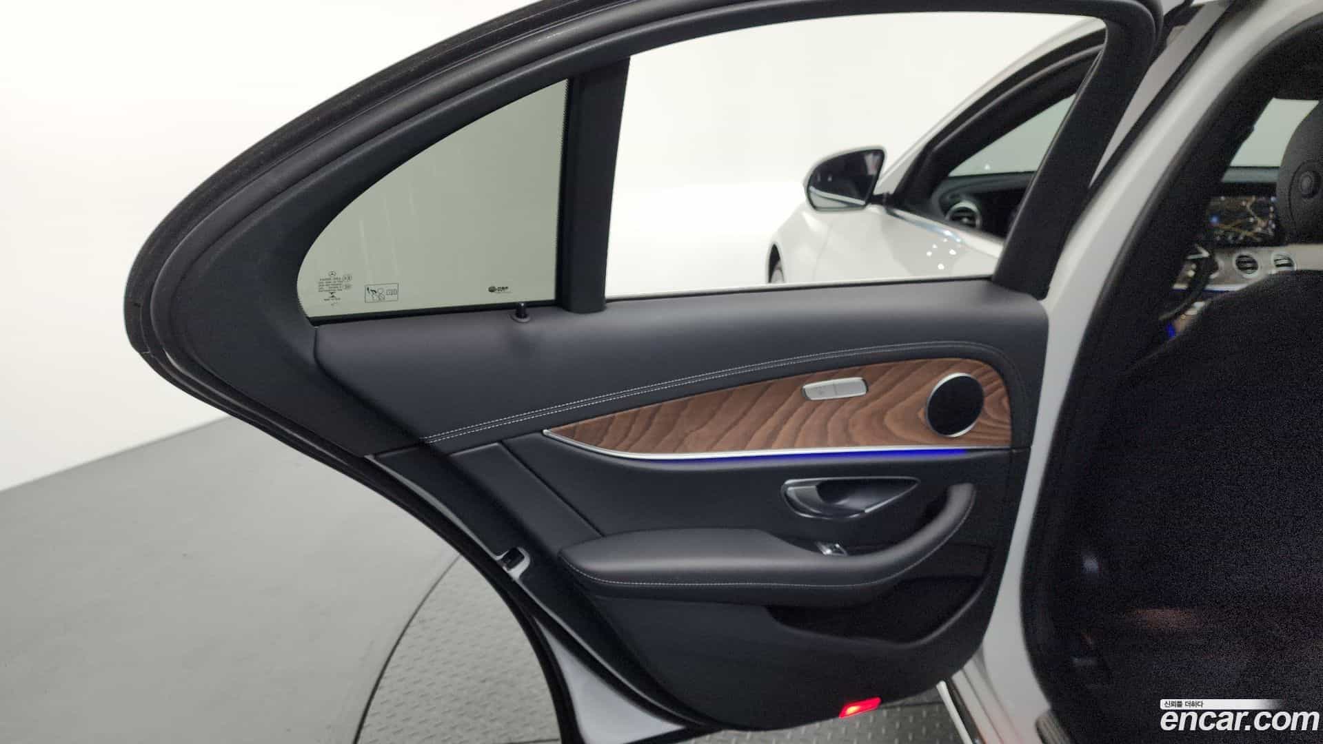 E-Class Mercedes-Benz 2022.7-INNER-035