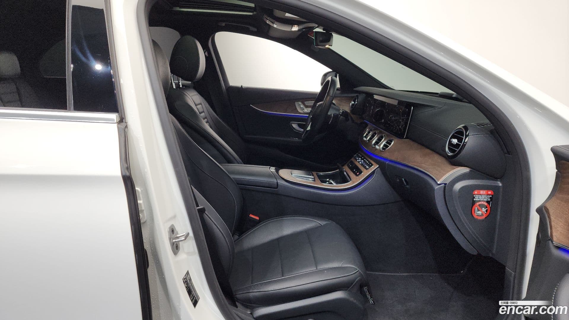 Main__Slider__Photo:E-Class Mercedes-Benz 2022.7-25