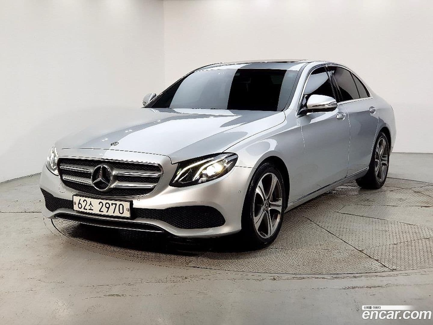 Main__Slider__Photo:E-Class Mercedes-Benz 2019.5-0