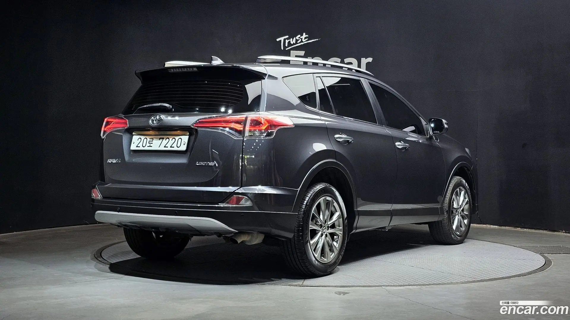 Main__Slider__Photo:RAV4 Toyota 2018.8-1