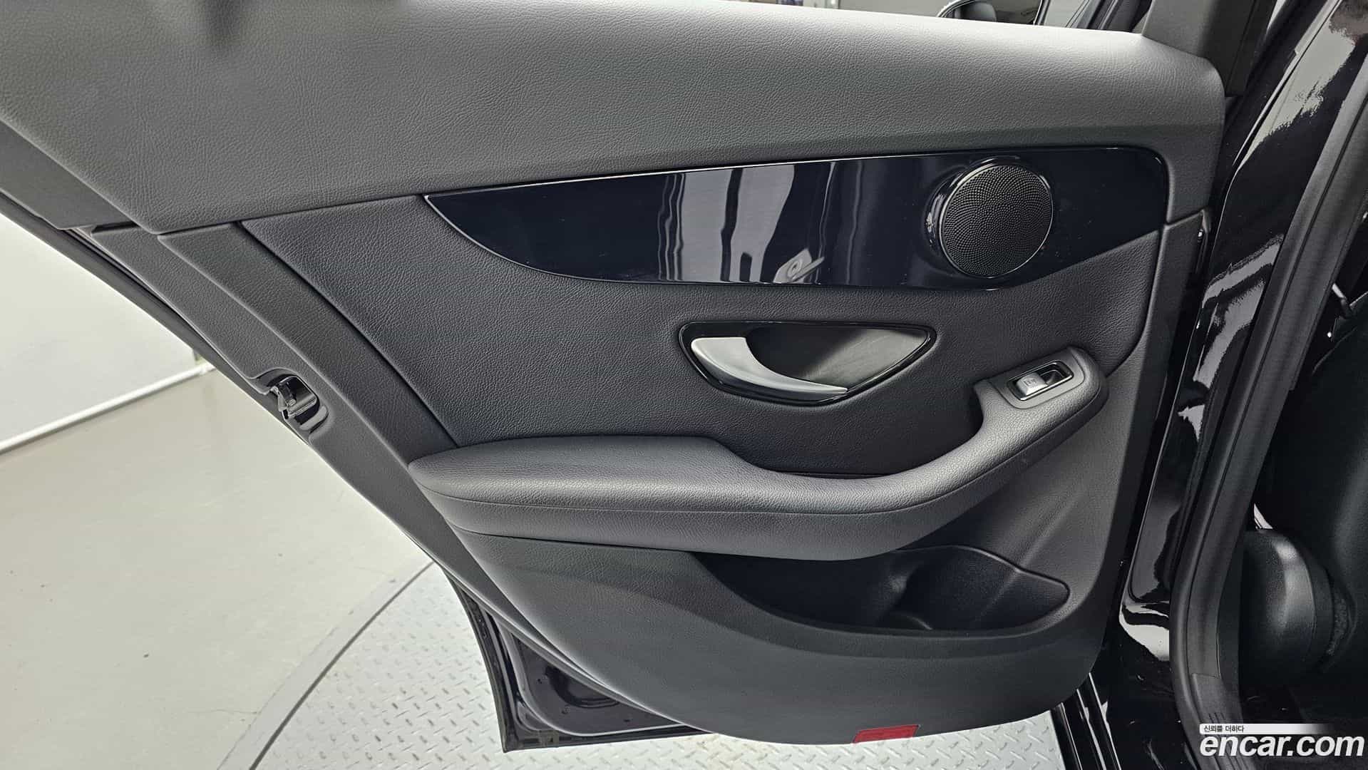 C-Class Mercedes-Benz 2018.3-INNER-035