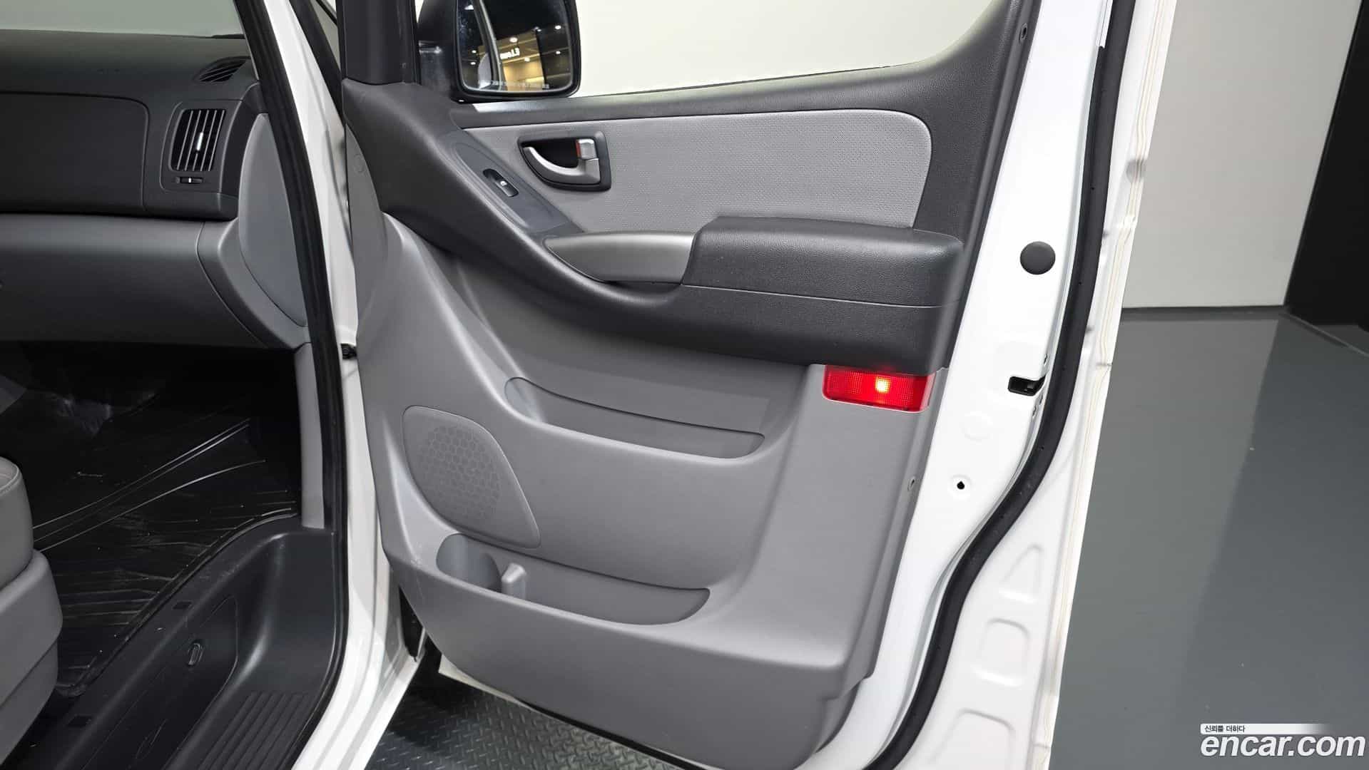 Starex Hyundai 2018.10-INNER-035
